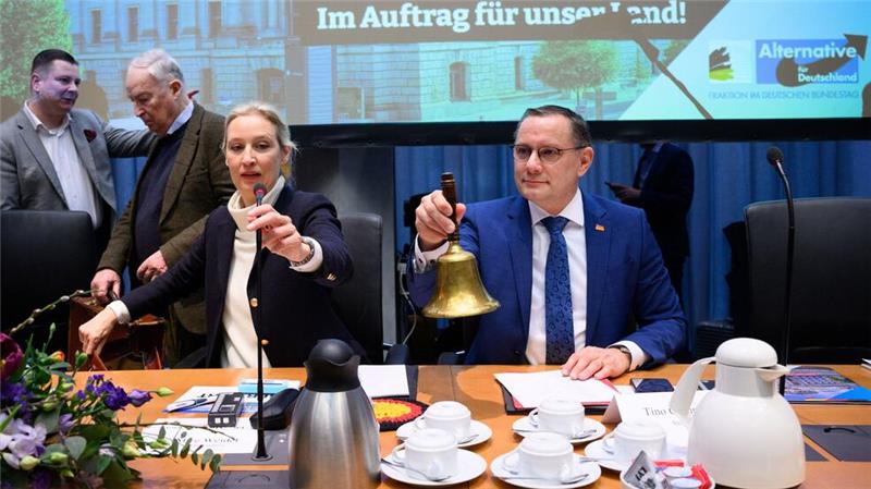 Die Fraktionschefs Alice Weidel und Tino Chrupalla eröffnen die erste AfD-Fraktionssitzung nach der Bundestagswahl.  