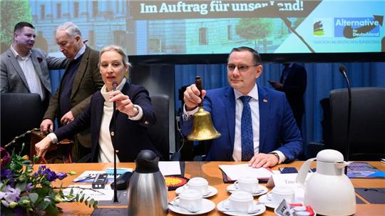 Die Fraktionschefs Alice Weidel und Tino Chrupalla eröffnen die erste AfD-Fraktionssitzung nach der Bundestagswahl.  