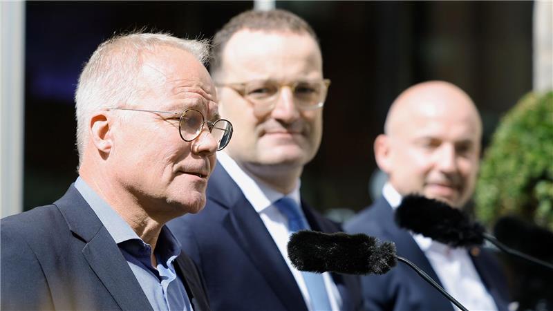 Die Fraktionschefs Miersch (SPD) und Spahn (CDU) sowie CSU-Landesgruppenchef Hoffmann traten zusammen vor die Presse.