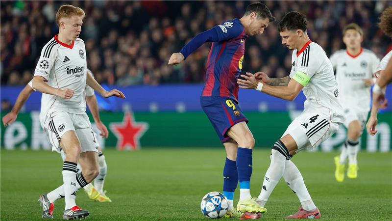 Frankfurt verpasst Überraschung in Barcelona: „Sehr bitter“ Die Frankfurter Defensive stand in Barcelona über weite Strecken sicher.