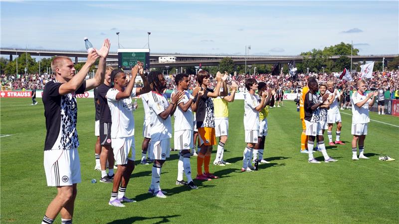 Zwei Last-Minute-Tore: Köln verhindert Pokal-Pleite Die Frankfurter Profis bejubeln mit den Fans den Einzug in die zweite Runde des DFB-Pokals.