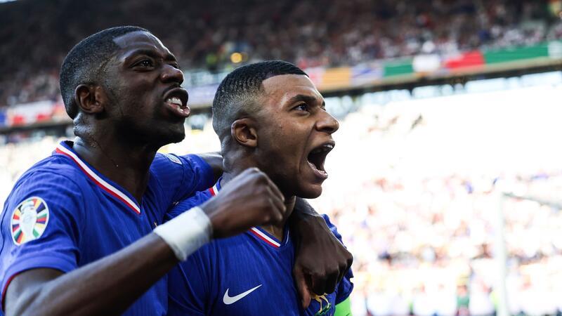 Die Franzosen Kylian Mbappé (r) und Ousmane Dembélé (l) bejubeln die Führung.