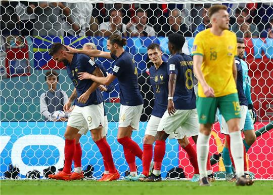 Die Franzosen feiern das Tor von Olivier Giroud (l) zum 4:1 gegen Australien.