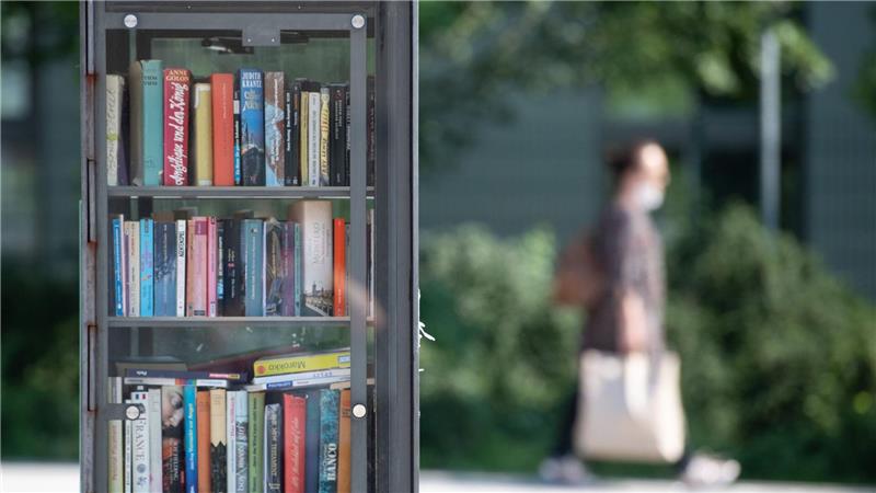 Die Frau fand das Taufgeschenk in einem Buch aus einem öffentlichen Bücherregal. (Symbolbild)