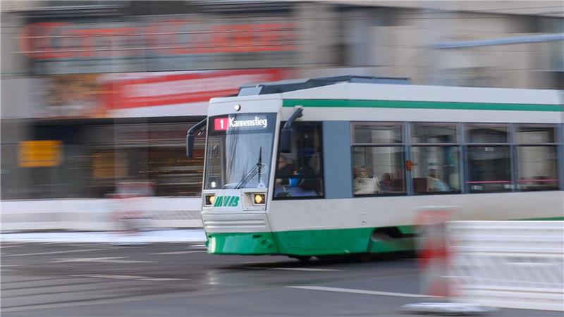 Die Frau geriet an einer Haltestelle in Magdeburg unter eine einfahrende Straßenbahn. (Symbolbild)