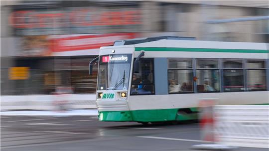 Die Frau geriet an einer Haltestelle in Magdeburg unter eine einfahrende Straßenbahn. (Symbolbild)