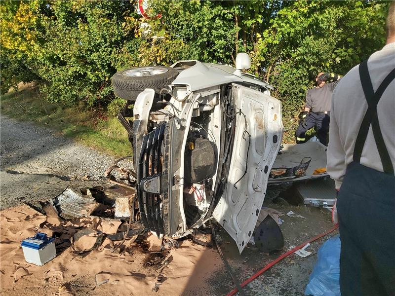 Die Frau kam von der Straße ab, durchfuhr mit ihrem Pkw einen Straßengraben, prallte gegen eine Grabenüberführung, überschlug sich und blieb auf der Seite liegen. Fotos: Feuerwehr Bockenem