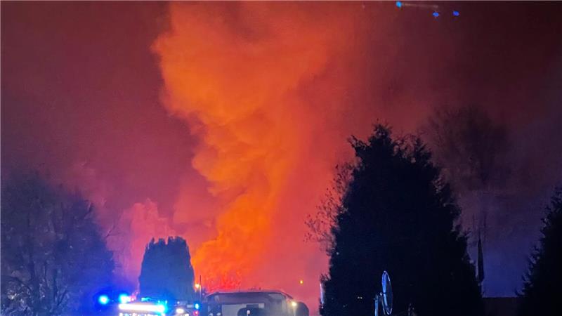 Fassungslos: Großbrand zerstört Wohnmobile, Boote und Erinnerungen Die Flammen lassen den Himmel rot leuchten.