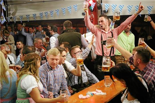 Die Frauen feiern im Dirndl, die Männer in Lederhosen. Foto: Jung