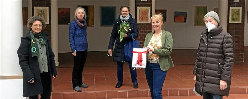 Landkreis war in Niedersachsen Vorreiter bei Gleichstellung Die Frauenarbeitsgemeinschaft mit Barbara Dancs, Theresia Menzel-Meer, Siegrid Giese und Elke Hess beglückwünscht Gleichstellungsbeauftragte Kathrin Geschke (2. v. re.). Foto: Privat