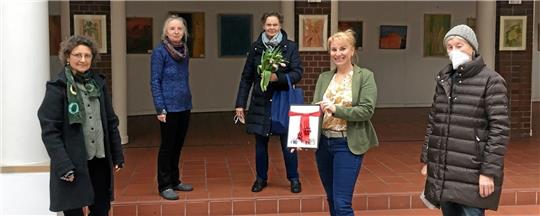 Die Frauenarbeitsgemeinschaft mit Barbara Dancs, Theresia Menzel-Meer, Siegrid Giese und Elke Hess beglückwünscht Gleichstellungsbeauftragte Kathrin Geschke (2. v. re.). Foto: Privat