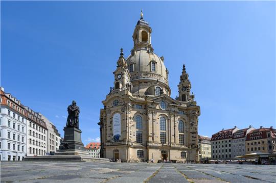 Die Frauenkirche und das Martin-Luther-Denkmal in Dresden.