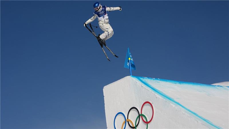 Die Freestylerin Eileen Gu trainiert.