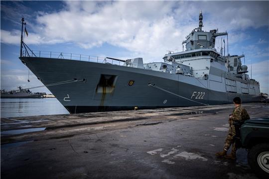 Die Fregatte «Baden-Württemberg» der Bundesmarine liegt im Hafen von Beirut.