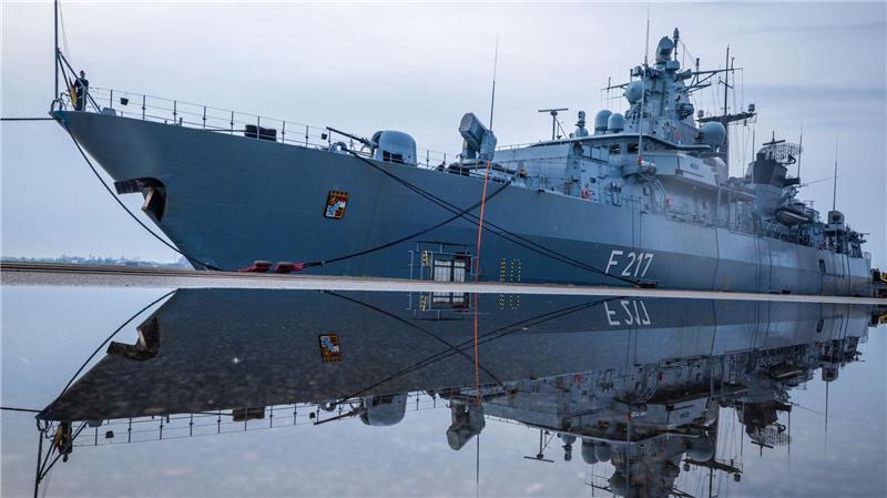 Die Fregatte „Bayern“ vor dem Auslaufen auf die Ostsee.  