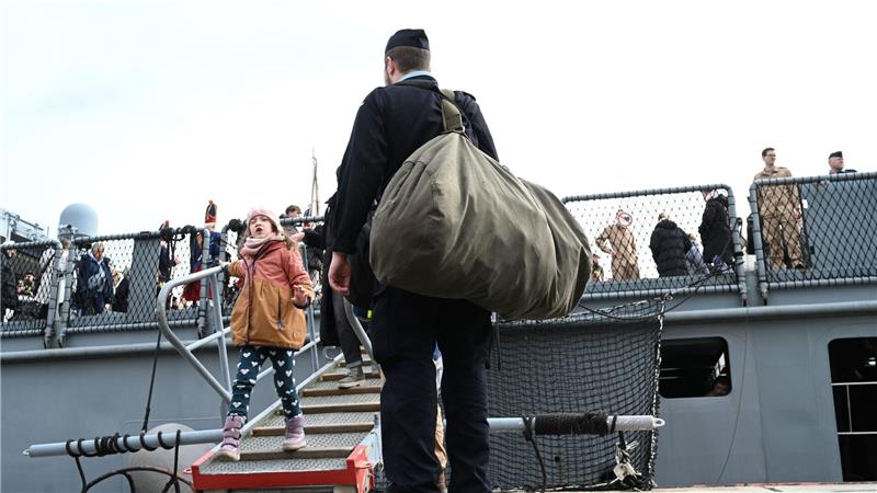 Fregatte „Brandenburg“ läuft zu UN-Einsatz im Mittelmeer aus Die Fregatte „Brandenburg“ löst die Fregatte „Baden-Württemberg“ vor der libanesischen Küste ab.