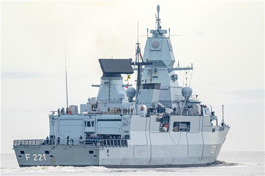 Die Fregatte «Hessen» läuft aus dem Hafen aus.