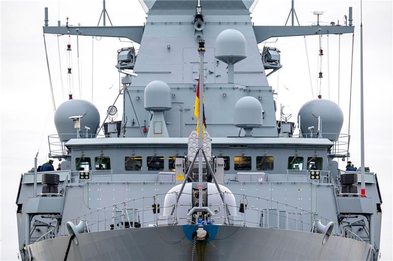 EU-Militäroperation im Roten Meer soll in Kürze beginnen Die Fregatte «Hessen» liegt vor der Abfahrt aus Wilhelmshaven im Hafen.
