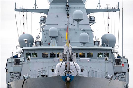 Die Fregatte «Hessen» liegt vor der Abfahrt aus Wilhelmshaven im Hafen.