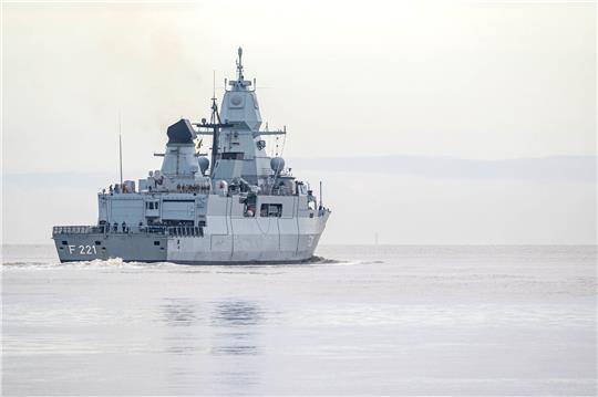 Die Fregatte «Hessen» sticht von Wilhelmshaven aus in See.