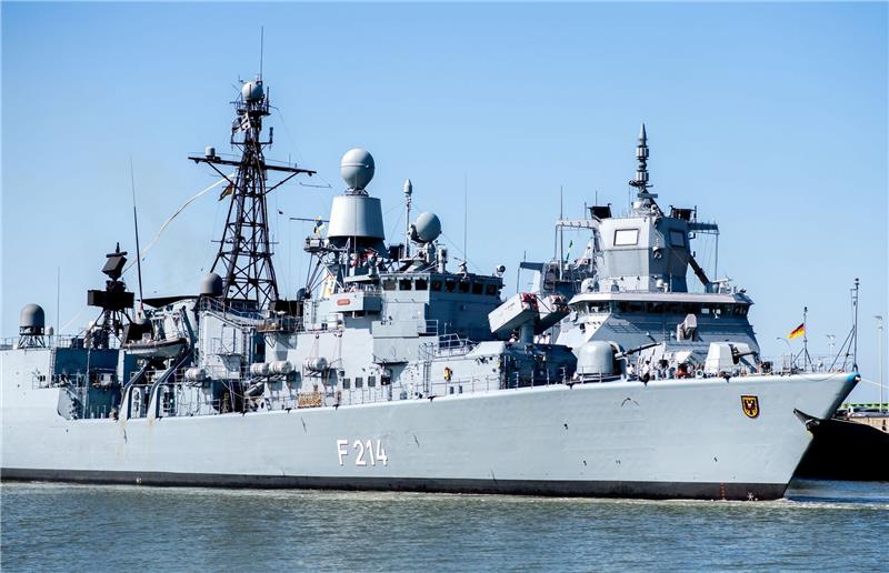 Die Fregatte „Lübeck“ läuft in den Hafen am Marinestützpunkt ein.