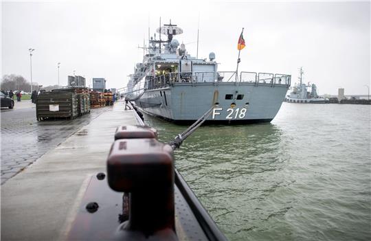 Die Fregatte «Mecklenburg-Vorpommern» der Marine liegt kurz vor der Abfahrt im Hafen am Marinestützpunkt.