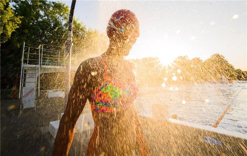Sonne und Unwettergefahr: Heißes Wochenende in Deutschland Die Freibäder dürften am Wochenende gut besucht sein.