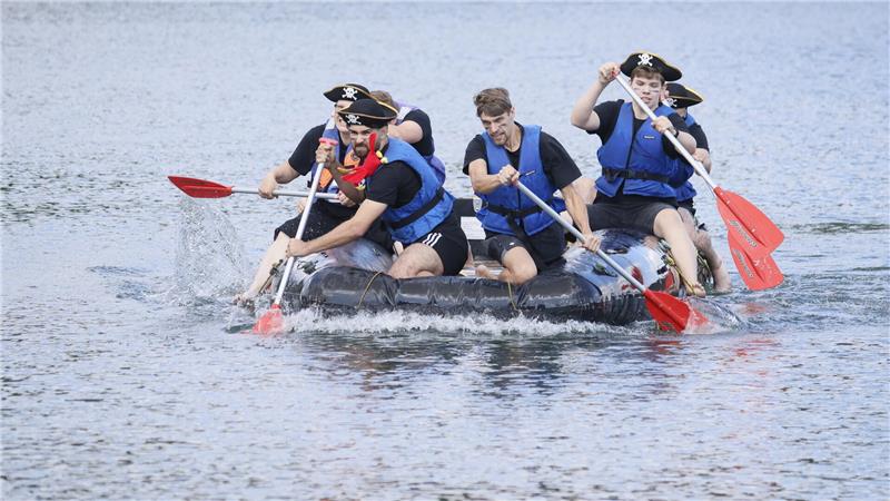 Die Freibeuter von Team Olbrich legen sich beim Schlauchbootrennen 2024 ins Zeug.