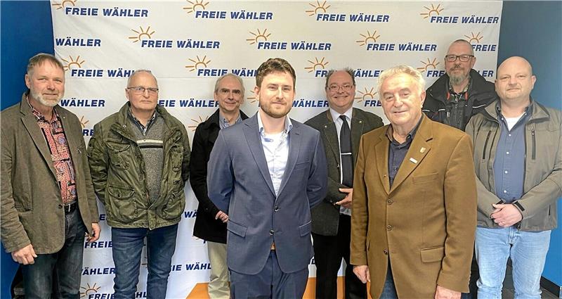 Die Freien Wähler (v. li.): Ingo Ludwig, Bernhard Topa, Oliver Vollbrecht, Christian Warzecha, Stefan Schlue, Günter Karl-Heinz Gehmert, Christian Buchholz und Oliver Dietrich. Foto: Privat
