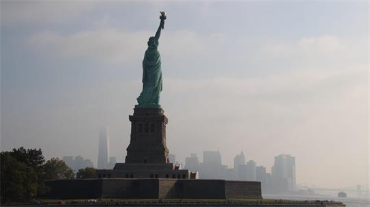 Die Freiheitsstatue war oft das Erste, was Flüchtlinge und Auswanderer von Amerika sahen - und deshalb erinnerten sie sich ihr ganzes weiteres Leben daran (Archivbild).