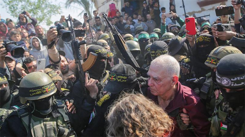 Nach Geiselhaft: „Das Leben wird nie wieder dasselbe sein“ Die Freilassung des Deutsch-Israelis Gadi Moses aus dem Gazastreifen war traumatisch, er musste durch eine dicht gedrängte, laut schreiende Menschenmenge laufen. (Archivbild)