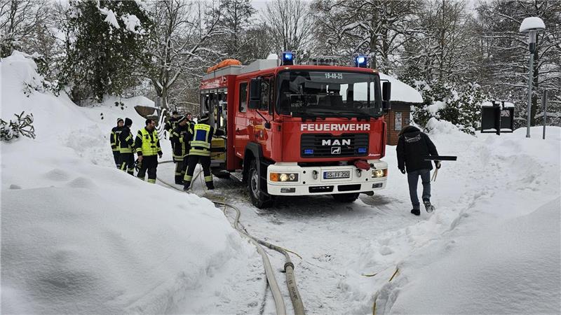 Die Freiwillige Feuerwehr Braunlage pumpt das Wasser aus dem vollgelaufenden Kellerraum ab.
