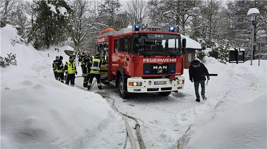 Die Freiwillige Feuerwehr Braunlage pumpt das Wasser aus dem vollgelaufenden Kellerraum ab.