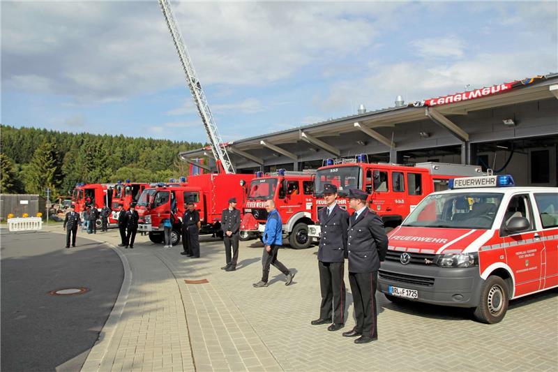 Die Freiwillige Feuerwehr Braunlage zeigt den Besuchern des „Tags der offenen Tür“ die Fahrzeuge, die von den ehrenamtlichen Helfern bei ihren Einsätzen benötigt werden.  Fotos: Eggers