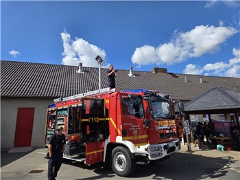 Die Freiwillige Feuerwehr Goslar öffnete ihre Tore und begeisterte Tausende Besucher. Die Gäste erlebten realistische Vorführungen bei einem Verkehrsunfall, Einblicke in die Arbeit der Rettungshundestaffel und das Können der Jugendfeuerwehr.