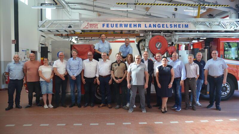 Hilfe von vielen Seiten - Feuerwehr Langelsheim feiert Jubiläum Die Freiwillige Feuerwehr Langelsheim hatte Sponsoren und Unterstützer eingeladen, um sich für deren Engagement zu bedanken.
