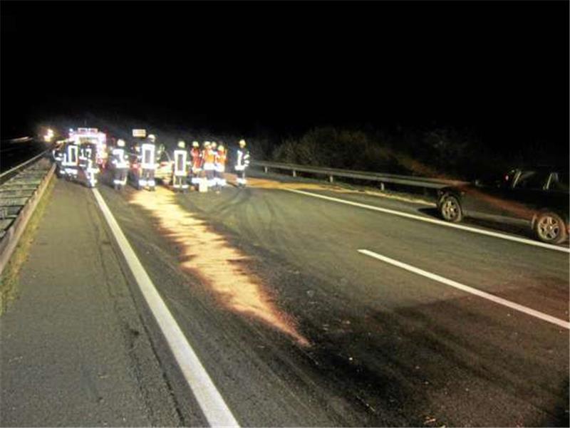 Die Freiwillige Feuerwehr Schladen muss auf der A395 ausgelaufenes Öl binden und die Fahrbahn notdürftig reinigen.  Foto: Feuerwehr Schladen