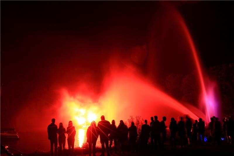 Sommerliches Rundum-Paket am Vienenburger Westufer Die Freiwillige Feuerwehr Vienenburg zeigt beleuchtete Wasserspiele. Foto: GMG