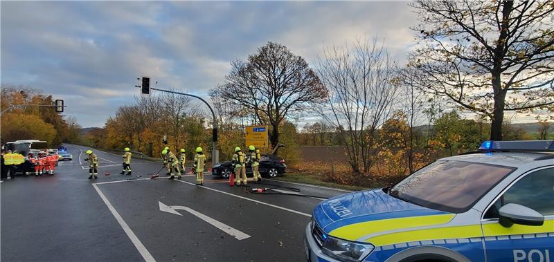 Trotz sofortiger Bremsung: Crash an Kunigunde-Kreuzung Die Freiwillige Feuerwehr nahm ausgelaufene Betriebsstoffe mit Ölbindemittel auf. Foto: Freiwillige Feuerwehr Dörnten