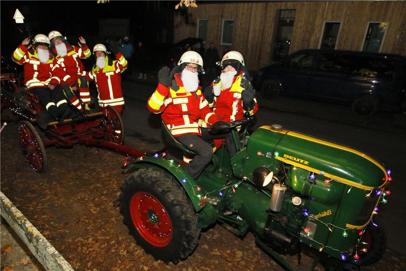 Lichterfahrt im Harz: Funkelnde Trecker ziehen ihre Runden Die Freiwillige Feuerwehr war mit weißen Bärten auch mit von der Landpartie.