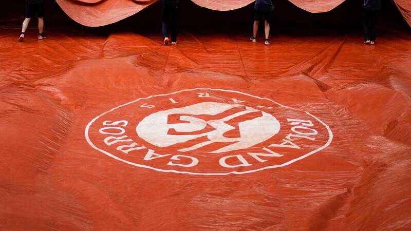 Fan-Debatte und Regen-Frust: Schwierige Tage bei French Open Die French Open sind aktuell von Regen-Problemen geplagt.