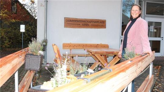 Die Freude der Fördervereinsvorsitzenden Tanja Welzel ist groß: Die neue Sitzgruppe vor der DGA Upen wird von einem ebenfalls neuen, soliden Zaun gerahmt. 