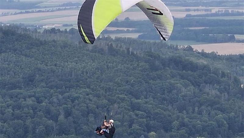 Tandemflug einer 65-Jährigen mit Erberkrankung über Goslar Die Freude ist groß: Elke Schmett und Johannes Meyer fliegen über Goslar.