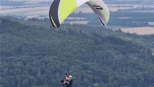 Die Freude ist groß: Elke Schmett und Johannes Meyer fliegen über Goslar.
