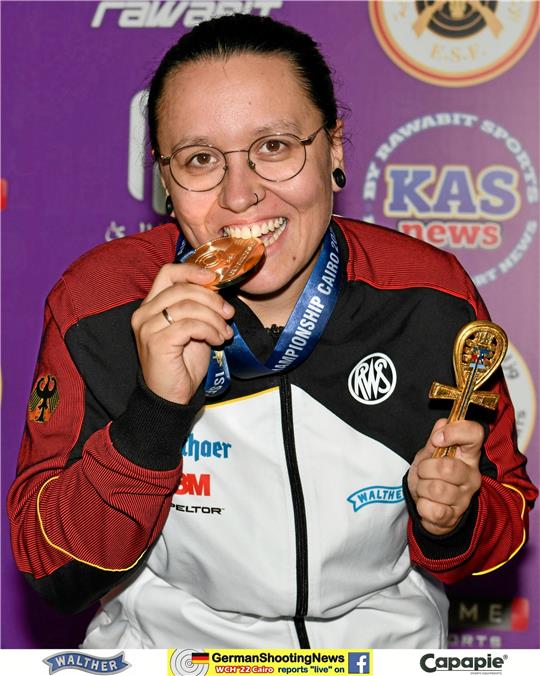 Die Freude ist riesengroß: Mit zwei Gold- und einer Bronzemedaille kehrt Jolyn Beer von den Weltmeisterschaften in Kairo zurück. Foto: GermanShootingNews