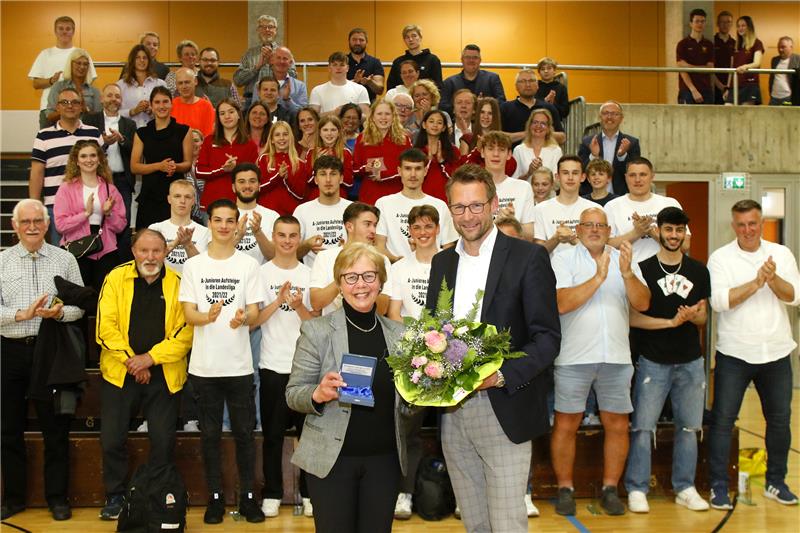 Jolyn Beer, Kevin Valenta und Jerstedter Falken vorn Die Freude steht ihr ins Gesicht geschrieben: Helma Schwarzmann nimmt den Sportehrenpreis aus den Händen von GZ-Verleger Philipp Krause entgegen. Foto: Epping