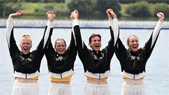 Die Freude über Bronze war im Frauen-Doppelvierer groß. 
