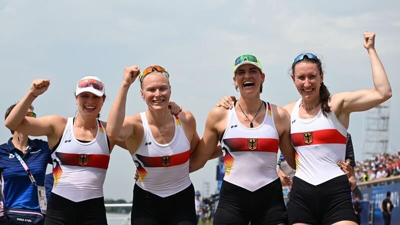 Die Freude über Bronze war im Frauen-Doppelvierer groß. 