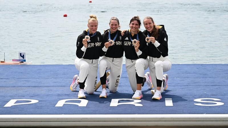 Die Freude über Bronze war im Frauen-Doppelvierer groß.