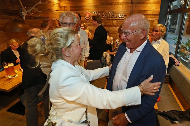 Die Freude war groß: Goslars Oberbürgermeisterin Urte Schwerdtner (links) freut sich bei der Bekanntgabe des Ergebnisses mit Hans-Joachim Tessner (rechts). Foto: Epping